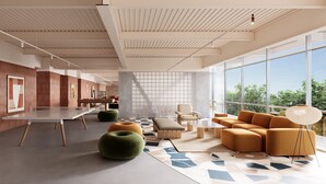 Une salle de conférence moderne, dotée d’une longue table, de sièges confortables et de grandes fenêtres donnant sur un paysage verdoyant.