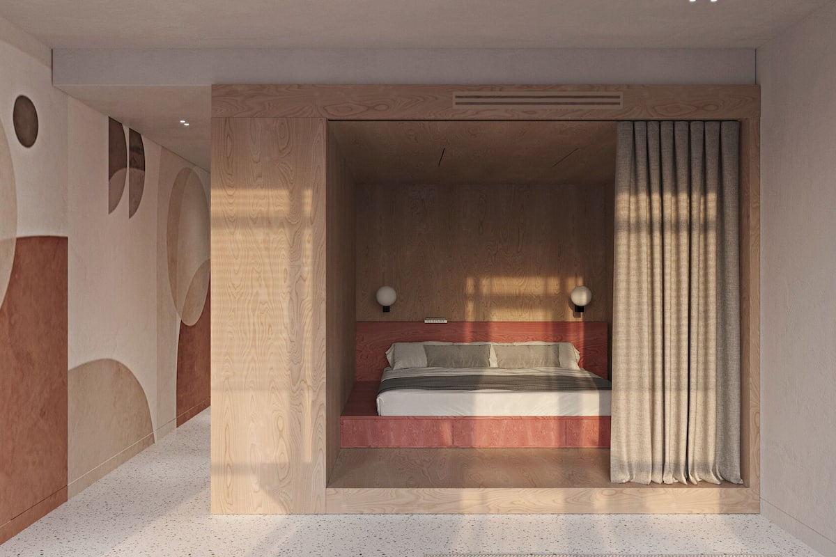 Un dormitorio moderno con una cama ubicada en un hueco, una lámpara de pared y un amplio ventanal con cortinas.