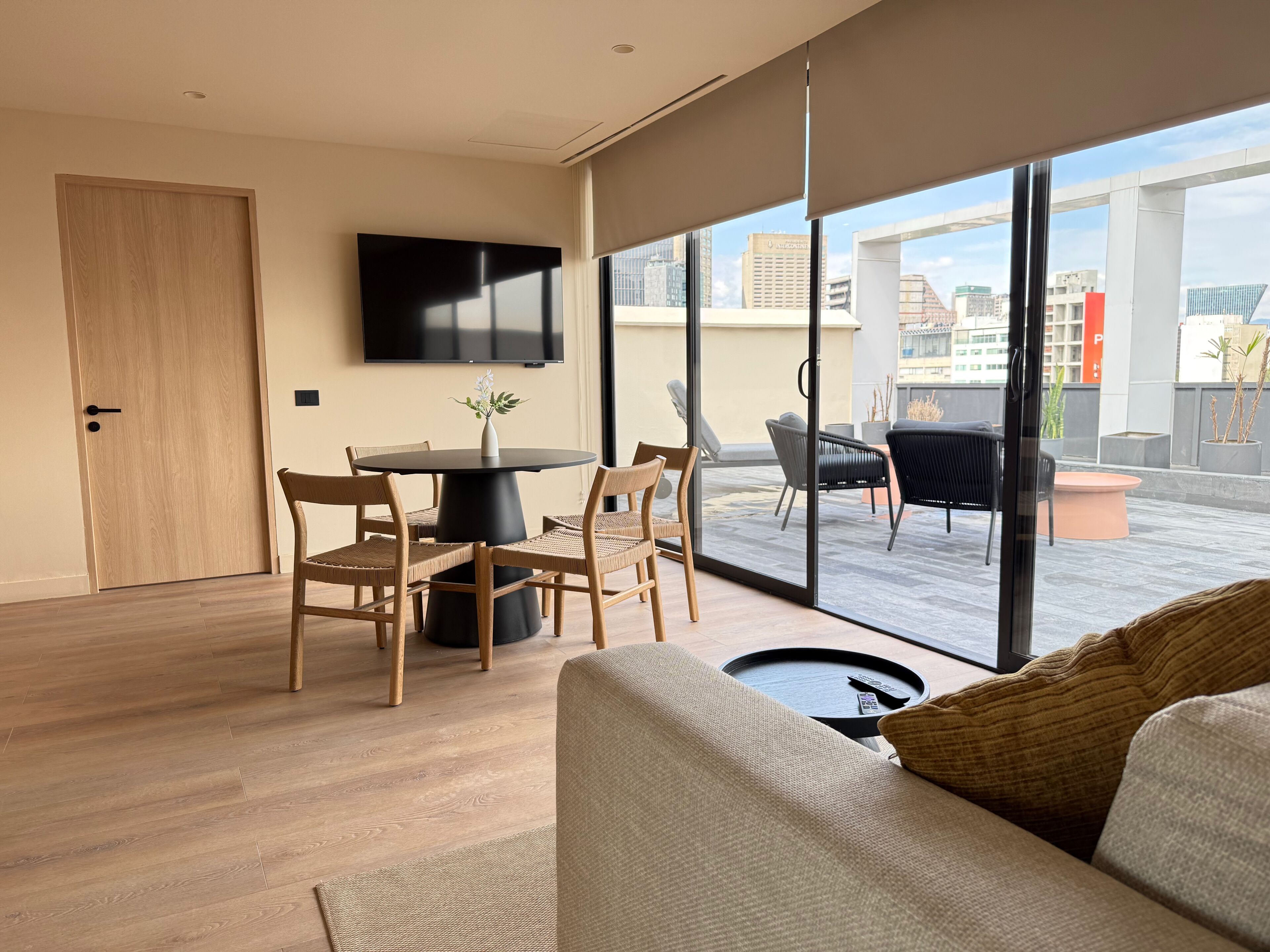 Departamento de lujo, Terraza, vista a la ciudad | Área de sala de estar | Televisión de pantalla plana de 55 pulgadas con canales por cable 