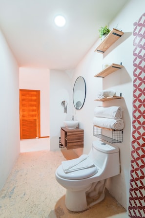Suite estudio superior, vistas al mar | Baño | Ducha, artículos de higiene personal gratuitos y secador de pelo