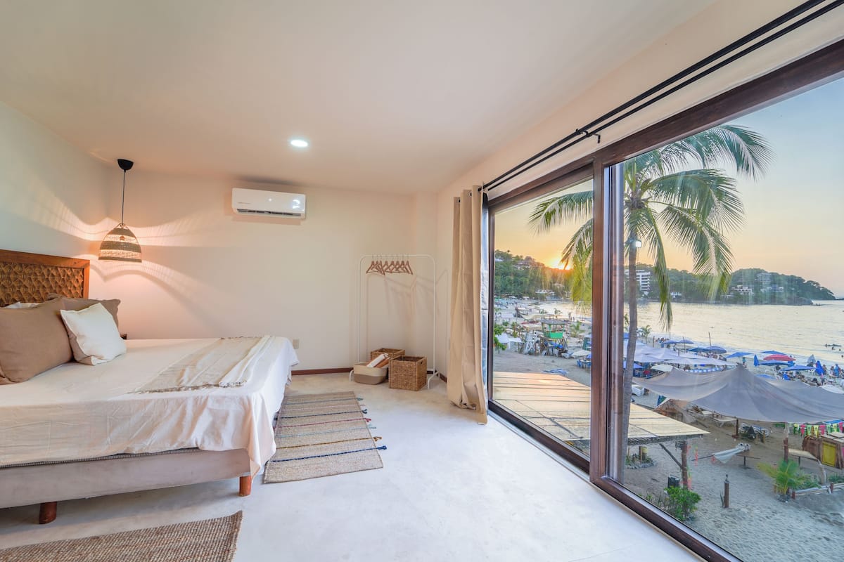 Suite estudio superior, vistas al mar | Escritorio, espacio para trabajar con un portátil, wifi gratis