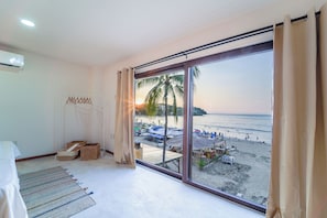 Suite estudio superior, vistas al mar | Escritorio, espacio para trabajar con un portátil, wifi gratis