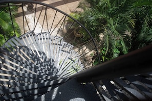 A spiral staircase with metal railings and a view of surrounding greenery. - Seres Sayulita Beach Hotel (Sayulita)