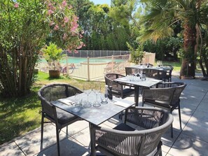 Outdoor dining - Hotel Kyriad Cannes Mandelieu (Cannes)