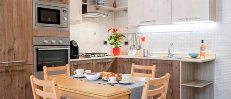 Fridge, microwave, oven, stovetop
