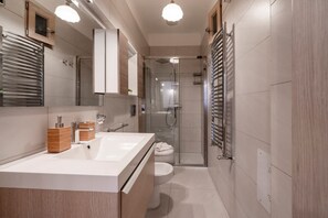 Een douche, een haardroger, een bidet, handdoeken
