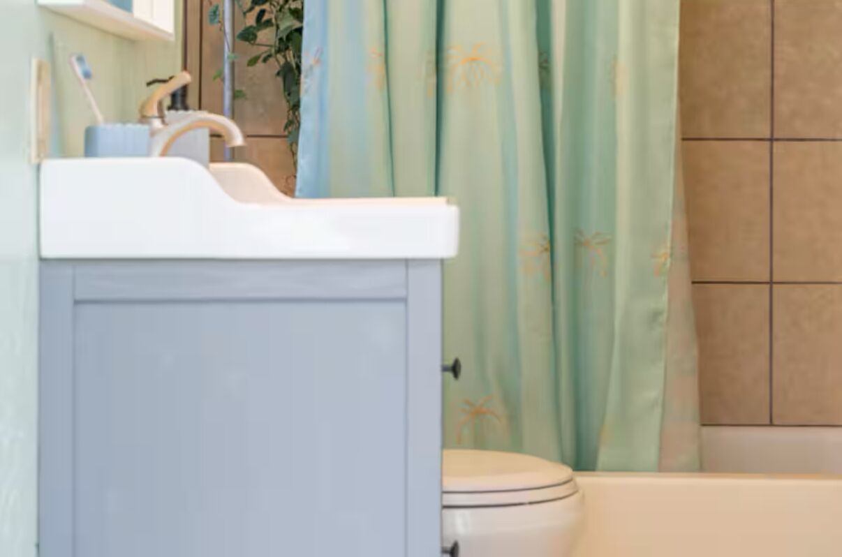 Secadora de cabello, toallas, jabón, shampoo 