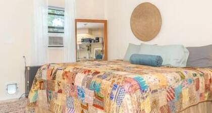 1 mile to UF. Cute Home w/ Private Yard + Parking