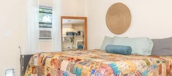 1 mile to UF. Cute Home w/ Private Yard + Parking