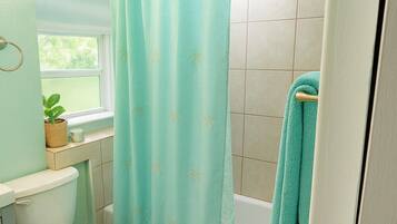 ヘアドライヤー、タオル、石鹸、シャンプー