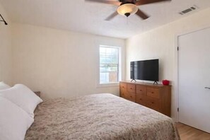 2 bedrooms, travel cot, free WiFi, bed sheets - Clean Family Home - 1 Mile from UF. Free Parking. (Gainesville)