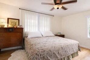 2 bedrooms, travel cot, free WiFi, bed sheets - Clean Family Home - 1 Mile from UF. Free Parking. (Gainesville)