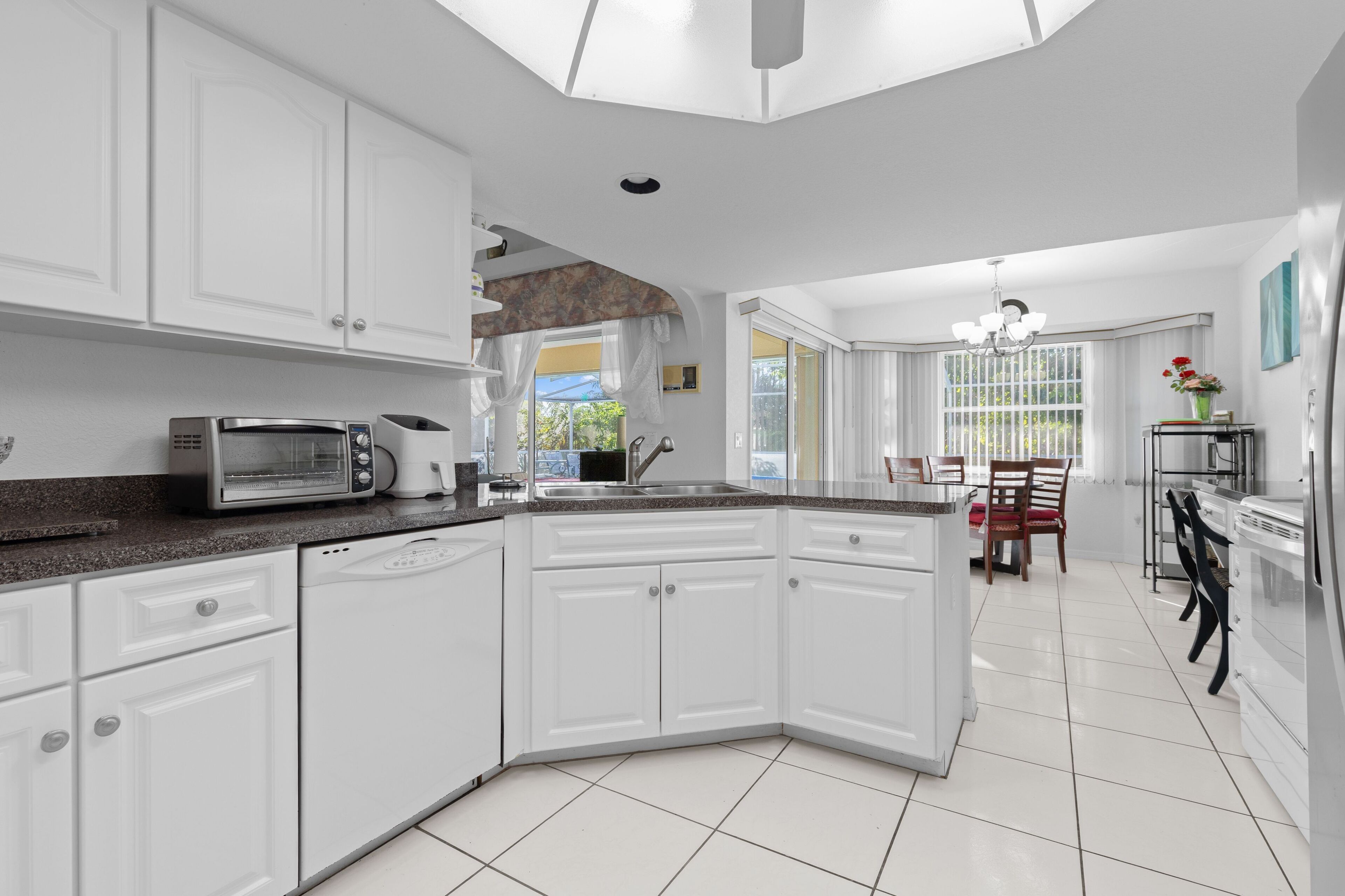 冷蔵庫、電子  レンジ、オーブン、コンロ