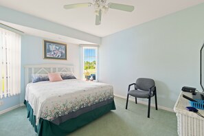 3 habitaciones, escritorio y tabla de planchar con plancha 