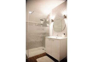 Secadora de cabello, toallas, jabón, papel de baño