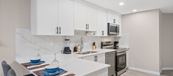 Classy 2-Bedroom Basement Near The Lake