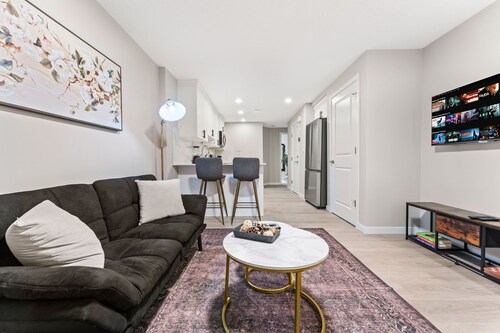 Classy 2-Bedroom Basement Near The Lake