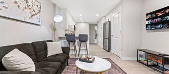 Classy 2-Bedroom Basement Near The Lake