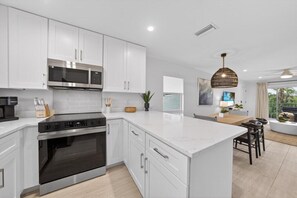 Mikrowelle, Ofen, Herdplatte, Geschirrspüler