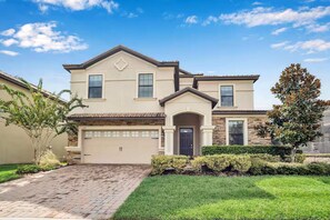 Exterior - Spacious 8-bedroom home in Davenport, perfect for large groups up to 16! (Davenport)