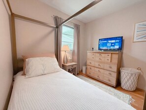 3 bedrooms, WiFi, bed sheets - Private King Room in Shared Home Near Downtown (Willowick)