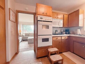 Private kitchen - Private King Room in Shared Home Near Downtown (Willowick)