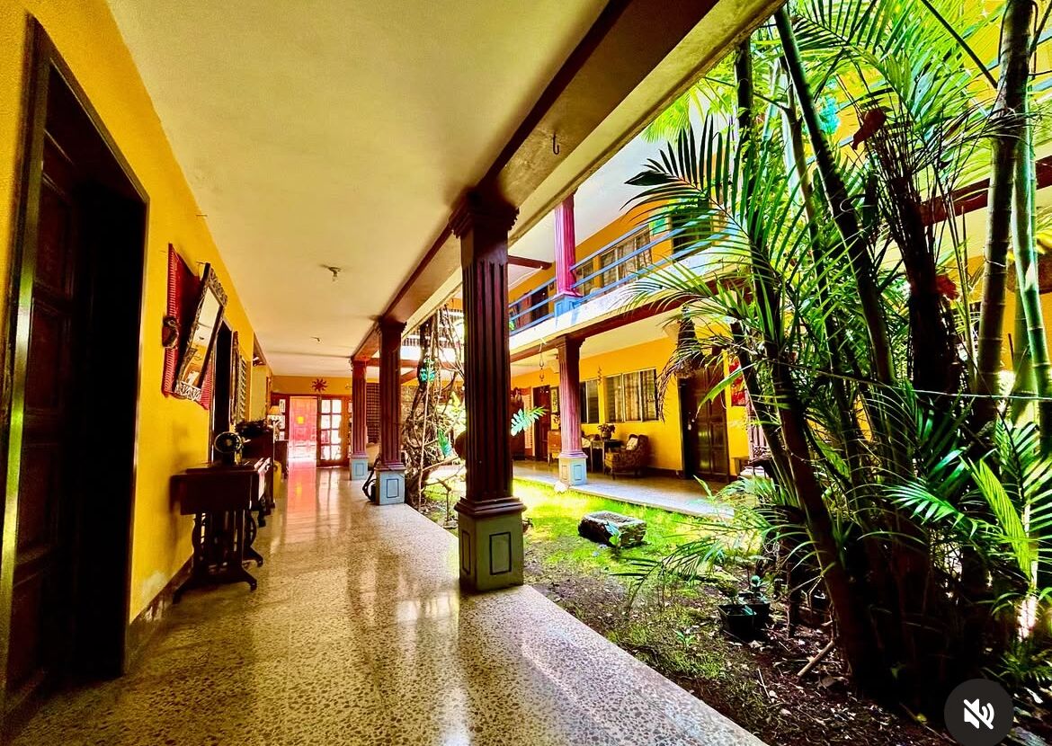 Phòng 2 giường đơn phong cách cổ điển, quang cảnh sân vườn | Khu phòng khách