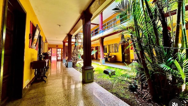 Classic Twin Room, Courtyard View | Living area