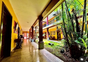 Habitación clásica con 2 camas individuales, vistas al patio | Zona de estar