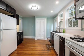 Refrigerador, microondas, horno y parrilla de estufa