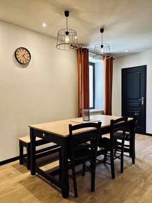 Dining - Quiet and warm gîte, ideal for families or 2 couples, with patio and BBQ (Menotey)