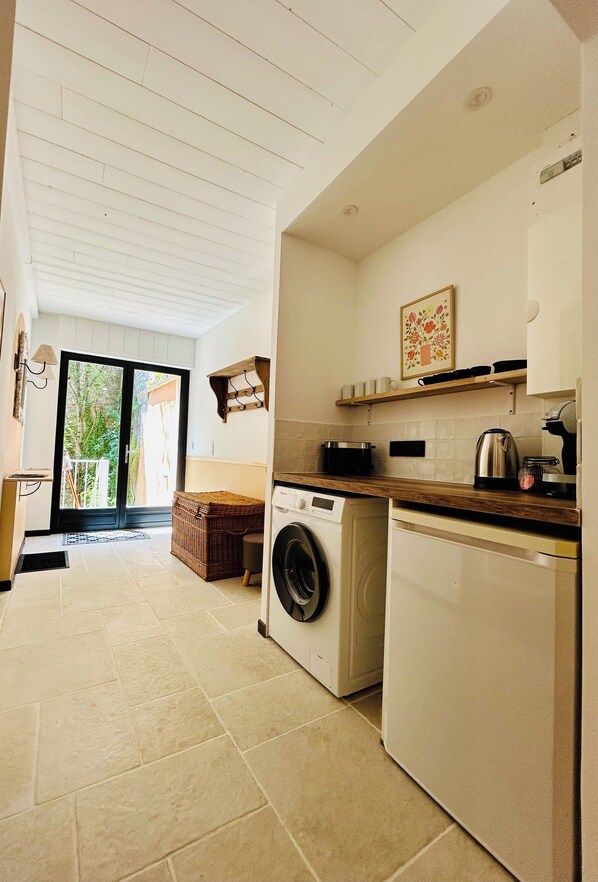 Private kitchen - Quiet and warm gîte, ideal for families or 2 couples, with patio and BBQ (Menotey)