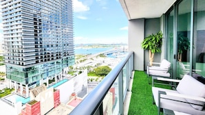 Un balcón con vistas a un edificio moderno y un río.