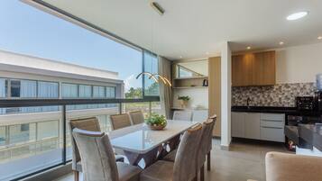 Basic Apartment | Dining