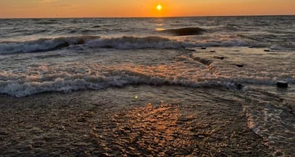 4 Blocks to the Erie Beaches