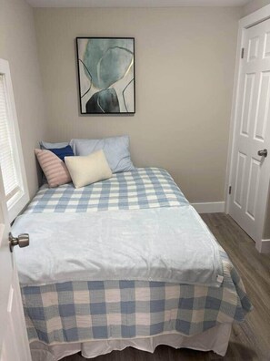 2 bedrooms, iron/ironing board, WiFi, bed sheets