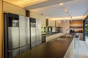 Microwave, oven, stovetop - Villa Entre Verdes - Leisure and Nature - Sauna / Court / Jacuzzi / Pool / 22p. (Bertioga)