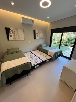 8 bedrooms, WiFi, bed sheets