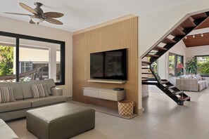 TV, fireplace - Villa Entre Verdes - Leisure and Nature - Sauna / Court / Jacuzzi / Pool / 22p. (Bertioga)