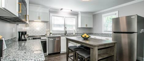 Microondas, horno, parrilla de estufa y lavavajillas