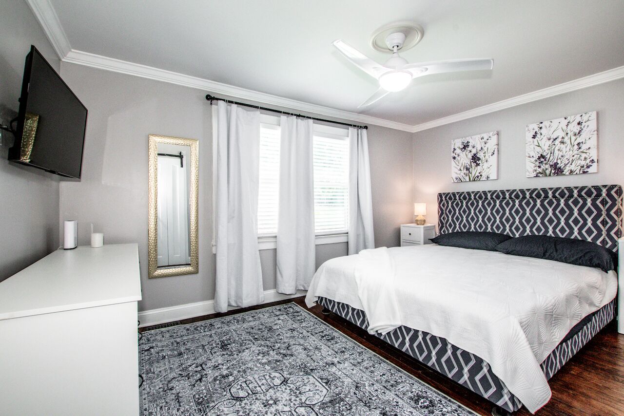 1 dormitori, planxa i posts de planxar, Internet i roba de llit 