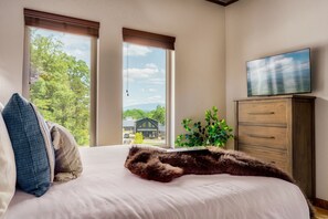 4 slaapkamers, een bureau, een strijkplank/strijkijzer, reisbedje