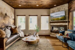 Smart TV, fireplace, video games - Karaoke, Pickleball, Private Pool, Hot Tub, Games! - High Note Hideaway (Pigeon Forge)