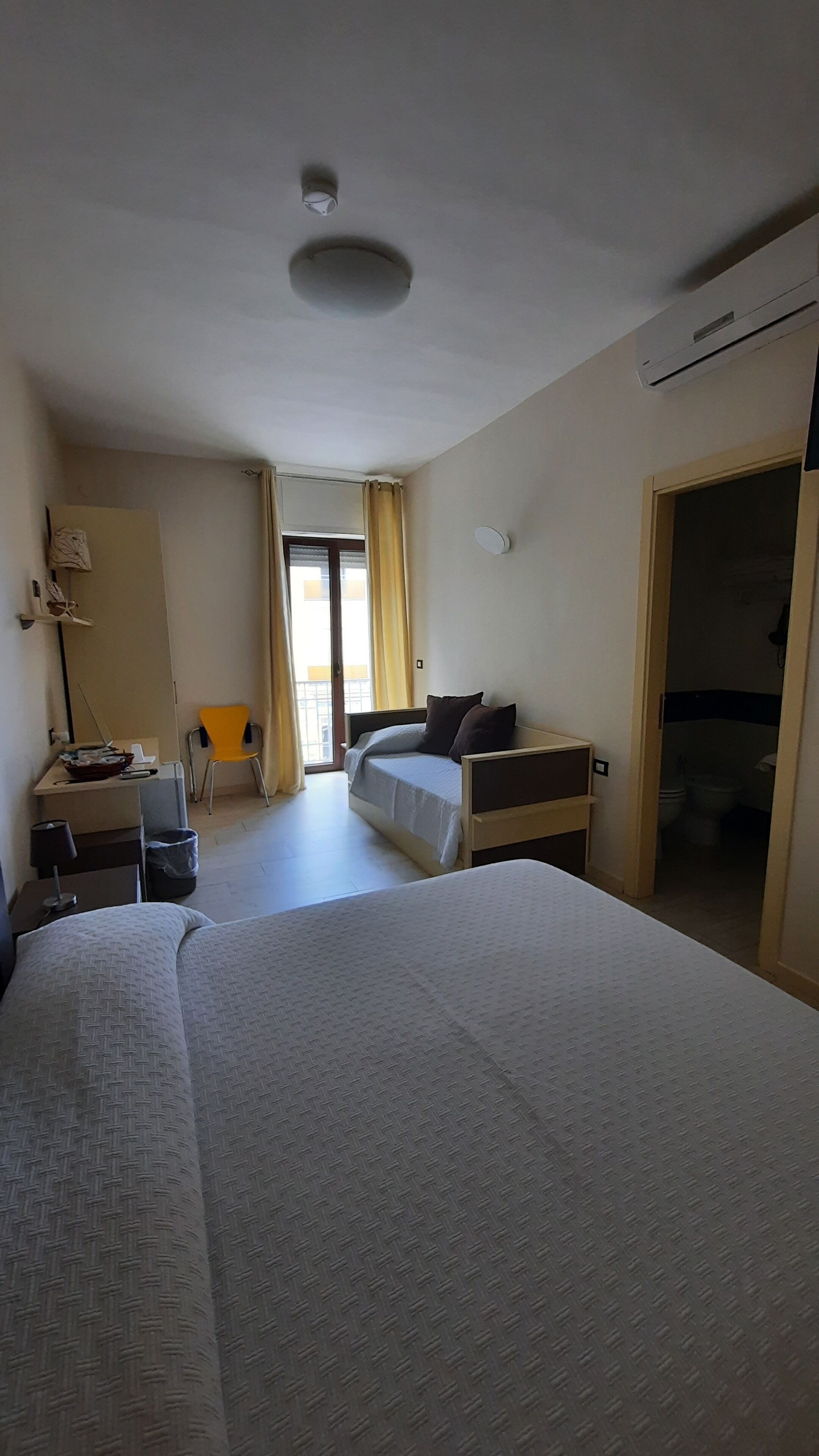 Quadrupla familiare, balcone, vista mare | Una cassaforte in camera, una scrivania, postazione laptop