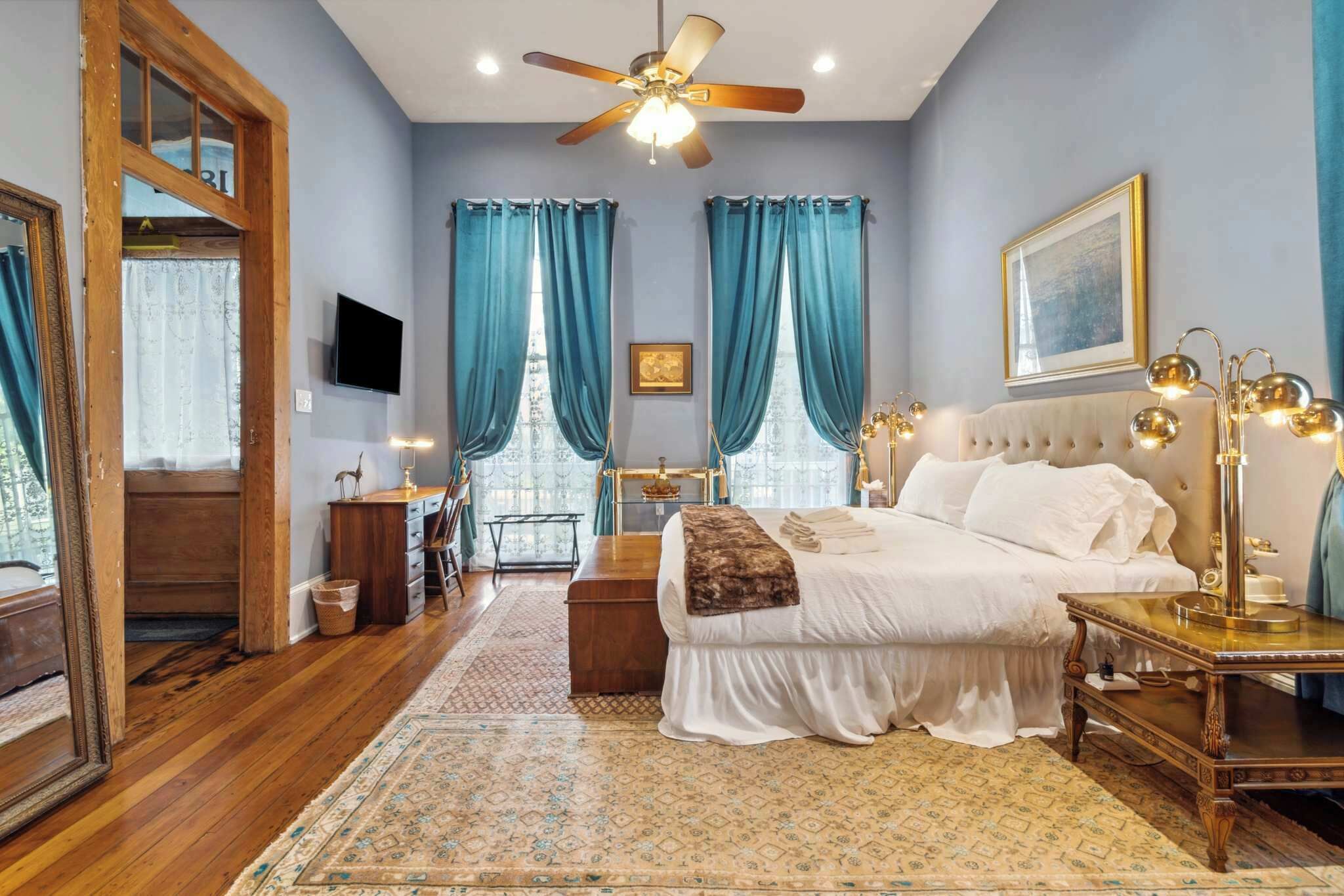 5 bedrooms, desk, iron/ironing board, travel crib