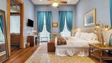 5 bedrooms, desk, iron/ironing board, travel crib