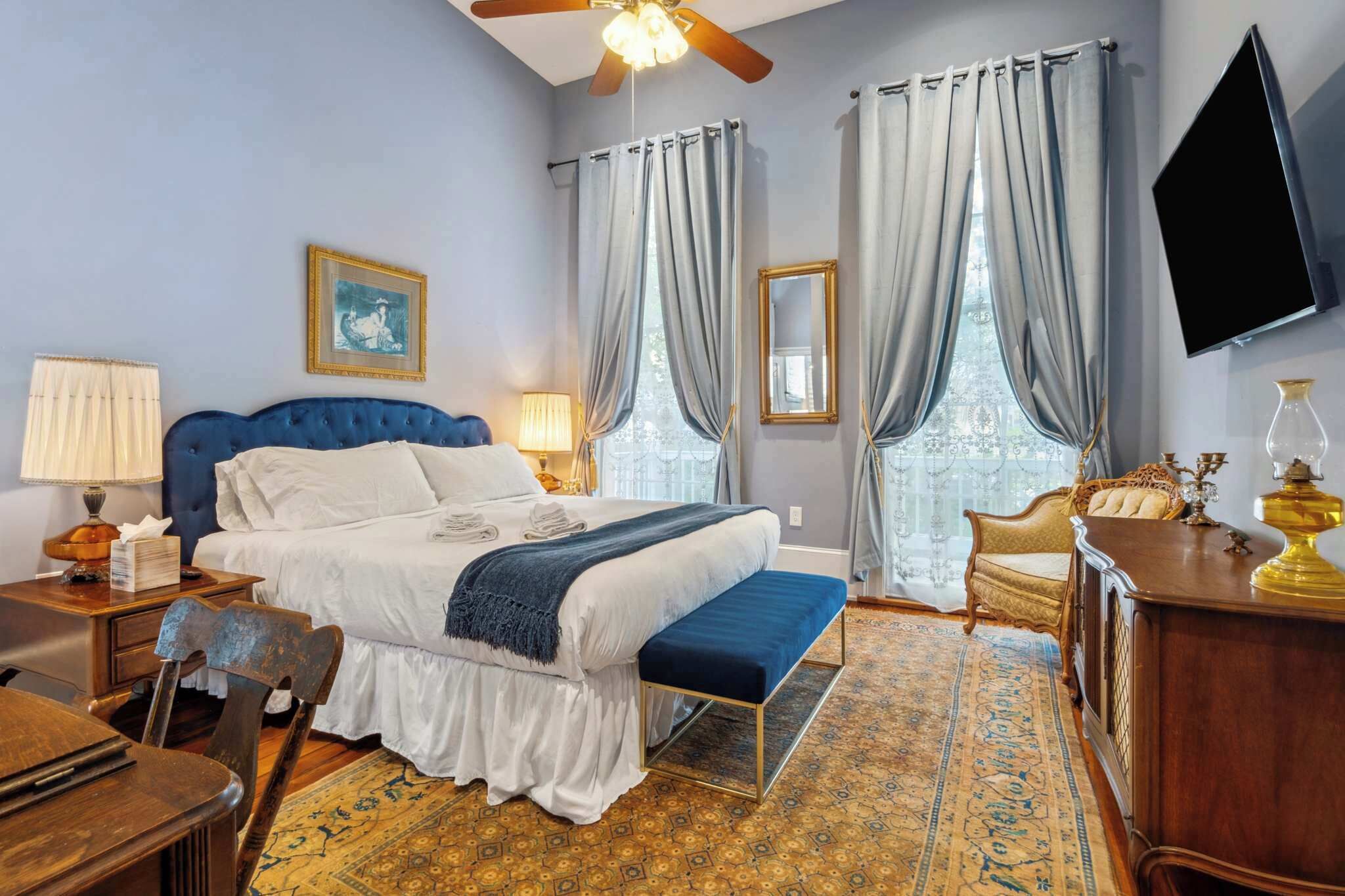 5 bedrooms, desk, iron/ironing board, travel crib