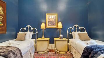 5 bedrooms, desk, iron/ironing board, travel crib