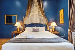 5 makuuhuonetta, työpöytä, silitysrauta/-lauta, vauvan matkasänky