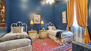 5 makuuhuonetta, työpöytä, silitysrauta/-lauta, vauvan matkasänky